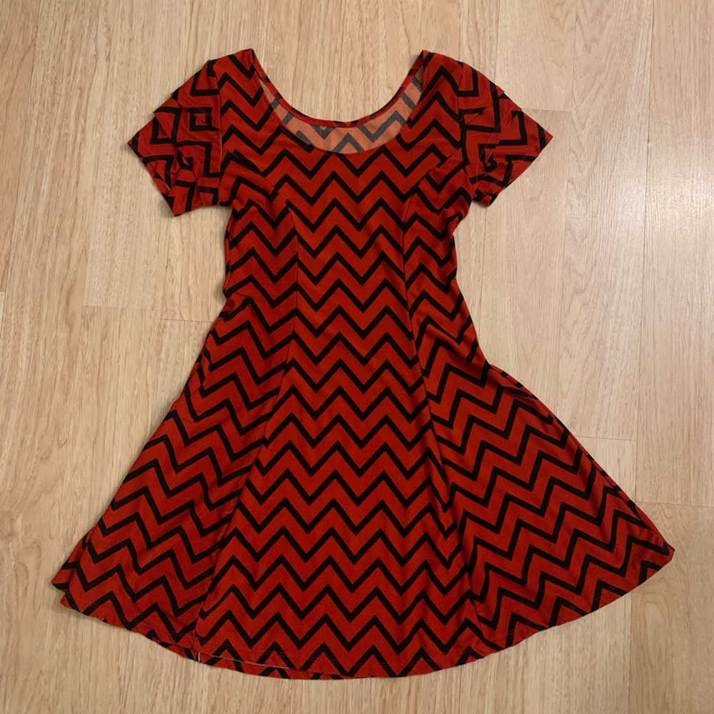 Classic 2010s Red and Black Chevron/Zig Zag Patterned A-line Dress ❤️